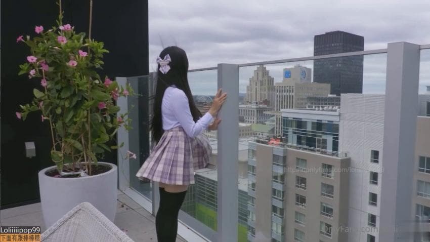 孤独小萝莉制服黑丝被内射到高潮