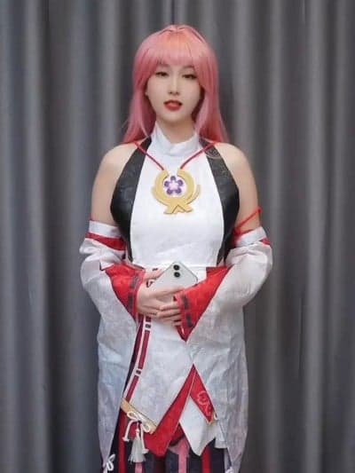 Unknown Cosplayer cosplay Yae Miko – Genshin Impact