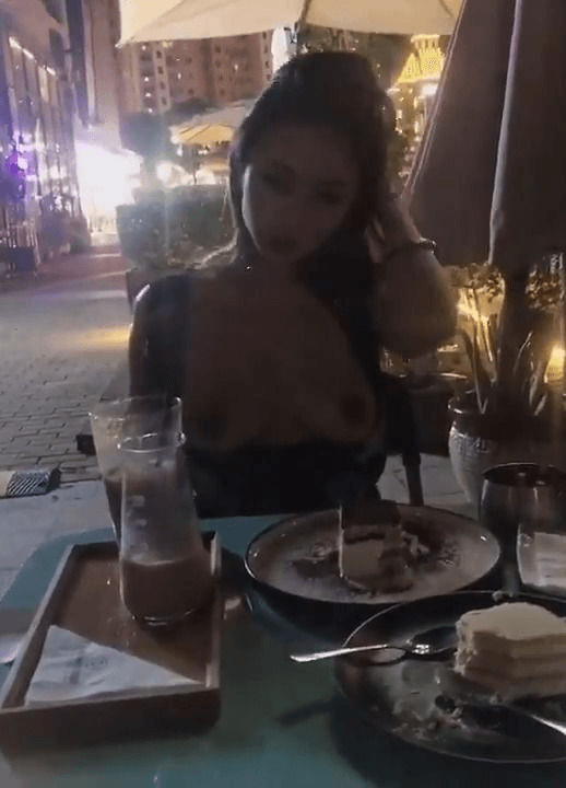 边吃饭边享受一对巨乳