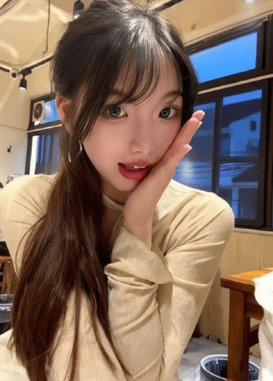 【极品女大第一视角性爱原档泄密】超高颜值氛围感拉满，小穴张开主动坐屌，没一会就拉丝了，我尼玛真反差!