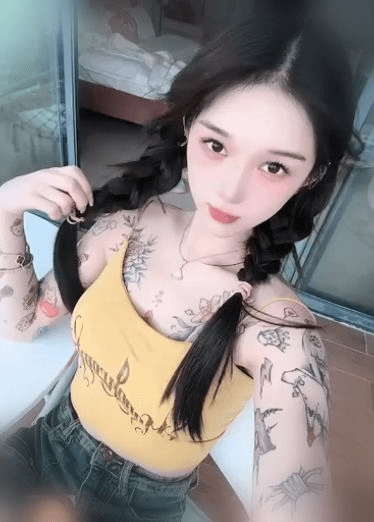 高颜值露脸纹身女神