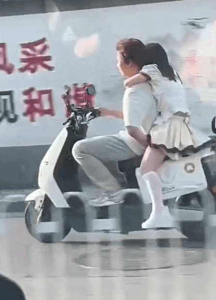门事件 谁他妈都别拦我 我要买电动拉精神小妹！这骑车也赶单手摸后逼