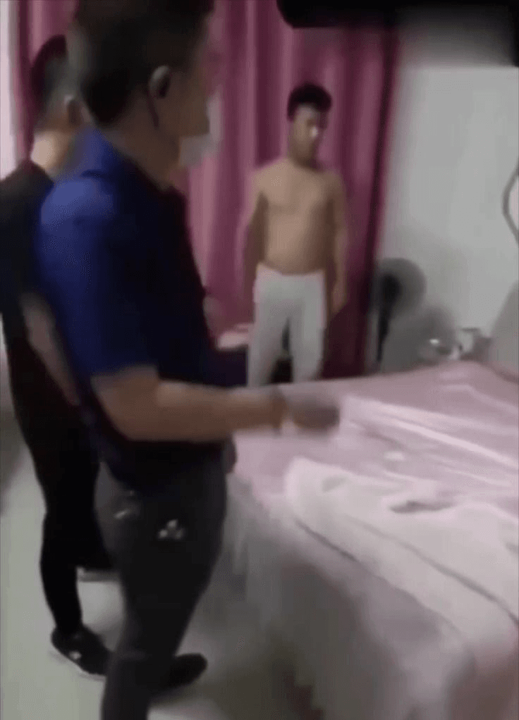 门事件，儿子带同学和老妈3p，被父亲当场抓到