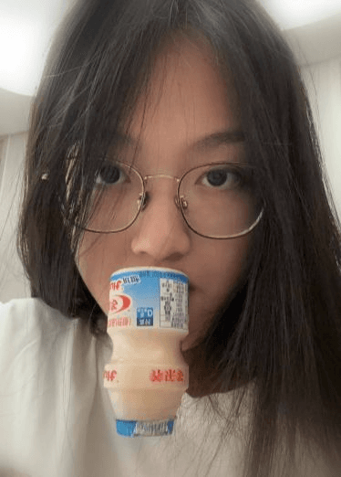 爱喝养乐多的眼镜美女