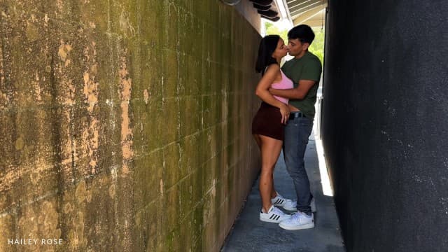 Hailey Rose and Max Fills - 丰满的女儿偷偷熘到爸爸身边，在小巷里做爱