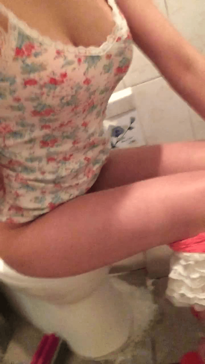 身材超好厕所自摸，搞得老子鸡儿梆硬