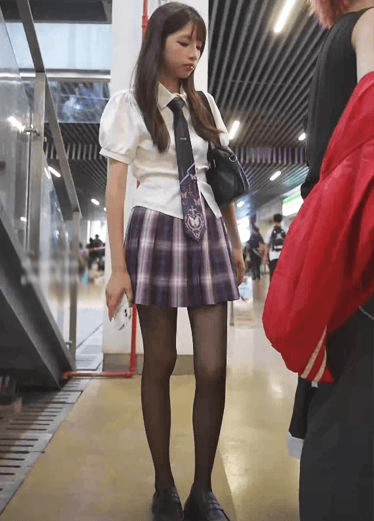 漫展看到长腿黑丝制服妹纸，刚好一路就拍了个清纯内裤