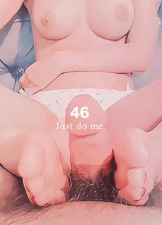 白袜袜格罗ㄚ 被粉红嫩足戳柔