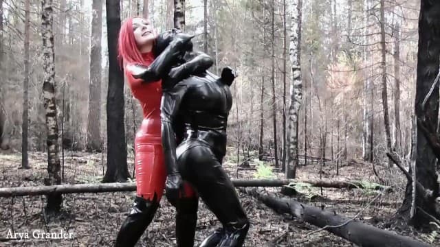 身穿乳胶橡胶衣的户外羞辱 -Arya Grander