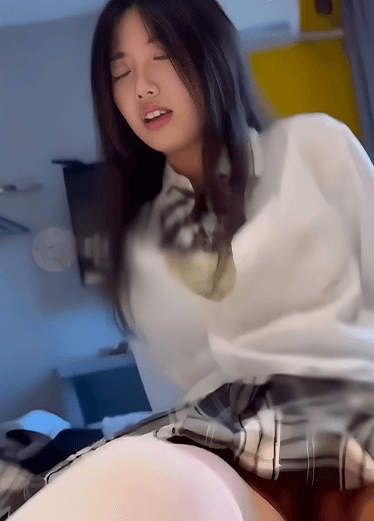 跟女学生做爱顶爽，女上位摇的爽整张床狂晃，白奶子也软的很