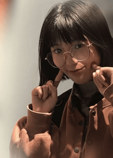 戴着眼镜斯文小可爱