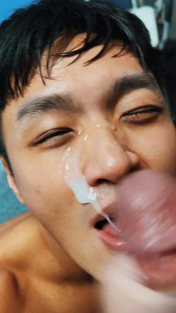 骚逼被颜射后还帮清理鸡巴
