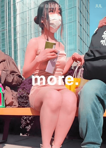 逛街时偷拍小姐姐的裙底风光