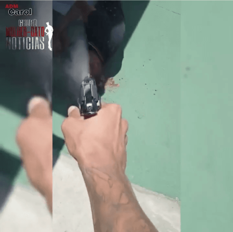 手枪爆头，轻微血腥