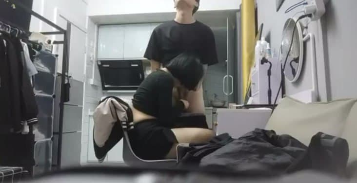 约了个刚毕业的短发妹子打炮，年轻人火力旺盛太饥渴了