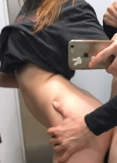 淘气的宝贝被要求在试衣间里干她