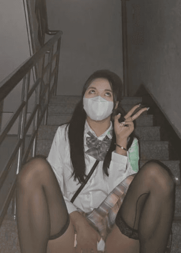 jk双马尾黑丝反差翻白眼