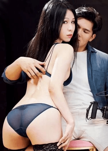 欲望过剩的熟钕性感女模丁字裤色诱导演