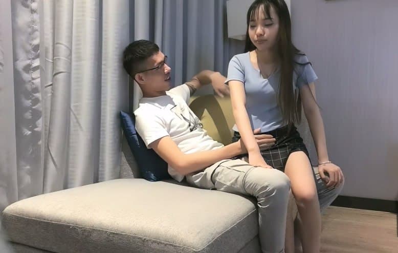 【千人斩探花】今晚约了个短裙萌妹子啪啪，沙发上做跪着口交上位摩擦骑乘勐操
