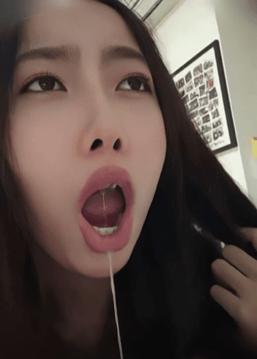 【被灌一嘴精液全部吐到鸡巴上】盯射天花板的素材，第一次见这么骚的母狗