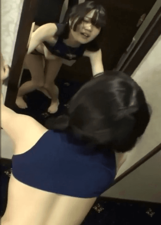 怒操开裆裤美女，国产嫩逼让她趴在镜子上从后面操她