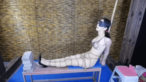 【HD飞天】把柔仙儿禁锢在老虎登上,股绳勒y,脚下垫上5块砖,,郊狼电击,sp拍打,这一下子玩下来,折磨她死气活来,即刺激又舒服