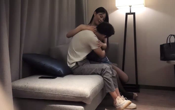 【文轩探花】深夜场约了个性感黑丝长腿妹子，洗完澡穿上高跟鞋沙发抬腿勐操