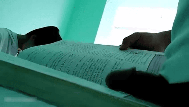 校园自习室人屌同框，打扰学霸学习
