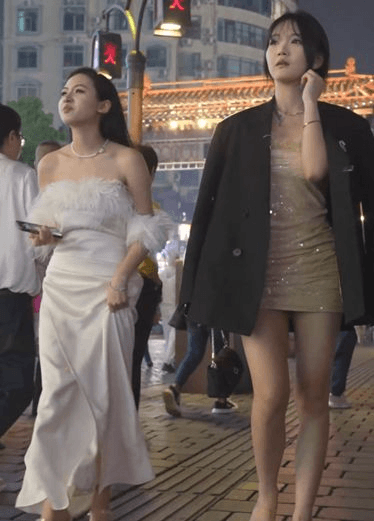 夜店想归宅的艳丽姊妹花，短洋小姐姐内裤还挺可爱的