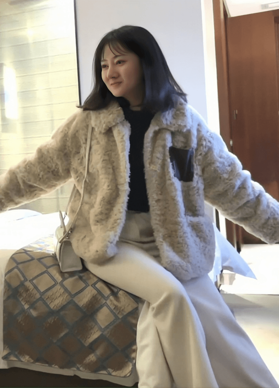 【这才是年轻人做爱的激情】大二学生妹玩的挺开放，不知道是不是被干的太爽了，妹妹是真会叫！