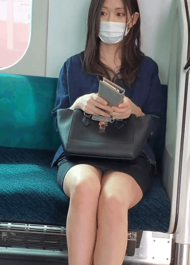 偷拍对面的长腿御姐，还看了镜头下，日常小确幸