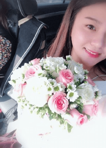 情人节认识的妹子直接带到情趣酒店穿着网袜口交