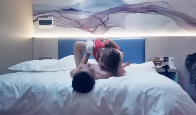 【文轩探花】气质少妇穿上情趣球衣跪地口交，主动趴镜头前后入，一对奶子晃晕观众
