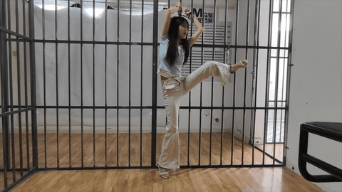 【鑫鑫工作室】新模特菲菲第一部镣铐片，饰演嚣张的女犯，被帽子姐姐单脚吊起来，压到牢房也不老实，竟然仗着自己瘦小挣脱了手铐脚镣，逃脱了，最后抓回来被带更重的死撩关进了小黑....