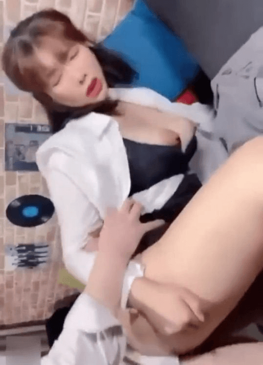 国产麻豆 小帅哥被粉嫩系美女验货啪啪