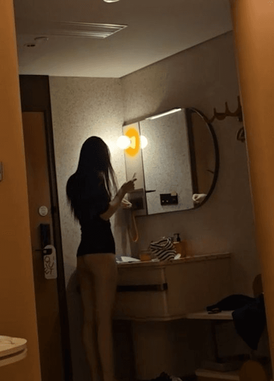 情趣御姐黑丝足交撸管，非常配合的后入中出