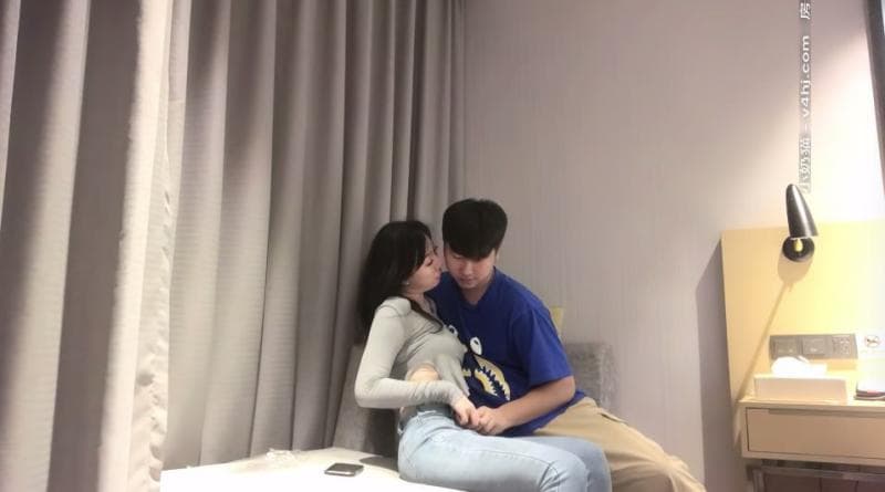 【小宝寻花】黑丝极品白虎 开裆黑丝大长腿有点反差很内媚
