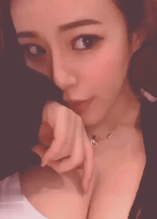 完美小三接老婆电话巨乳水蛇腰桌底下帮老板口交