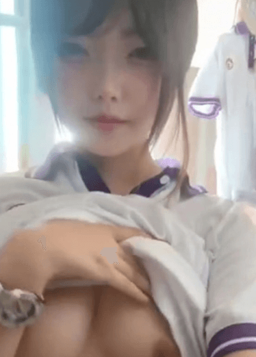 一匹骚货母狗穿体育服 奶大屁股也大