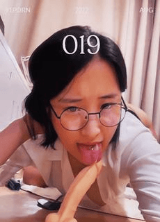 公司的眼镜ol小妹看似清纯私底下是个骚妹