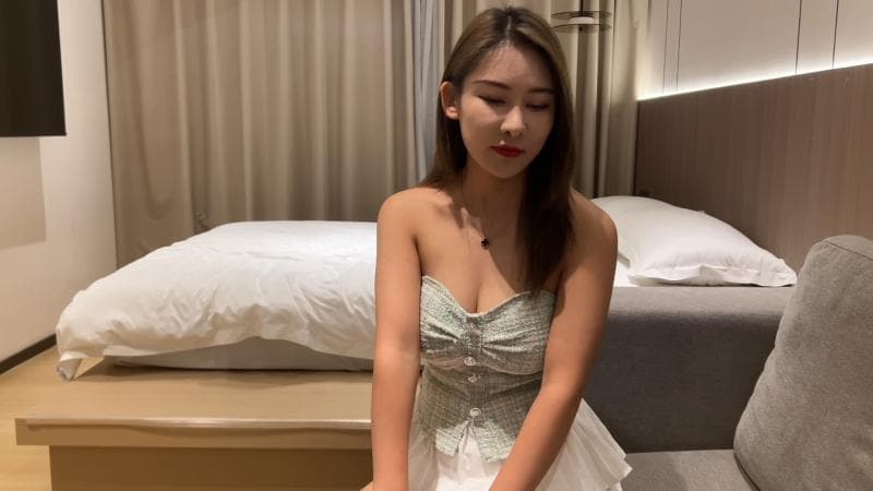 杏吧卡尔-今天约了一个身材比例特别好的妹子，葫芦身，腰细胸大腿长，妹子还特别温柔，白虎小穴，各种姿势压腿勐干
