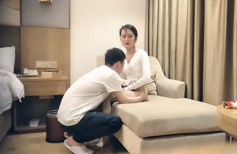 【七天高端外围】丝袜特骚小姐姐 颜值和身材真是没得说,沙发上按头深喉,各种姿势暴操骚出天际淫叫不止