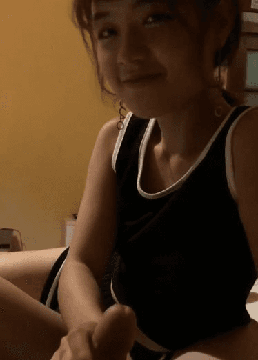 可爱美女给男友打飞机后被男友疯狂后入