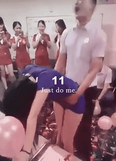 后入爆气球比赛小姐姐怕走光