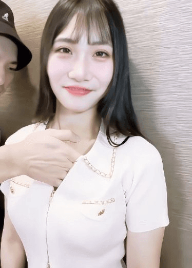 【超级可爱的日本妹子，碰到变态光头男】脱下内裤就贴鼻子上闻，妹子都惊呆了，被光头男足足搞了一小时