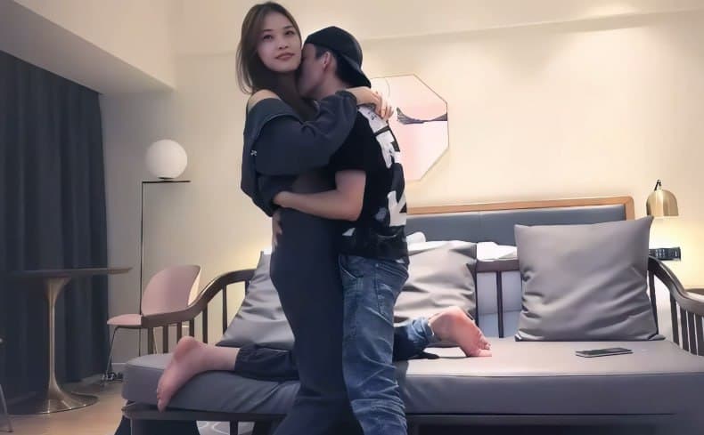 【午夜探花】长相清纯极品妹子，近距离特写口交上位骑坐大力勐操