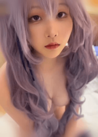 这么可爱的妹子穿着黑丝掰开穴给操