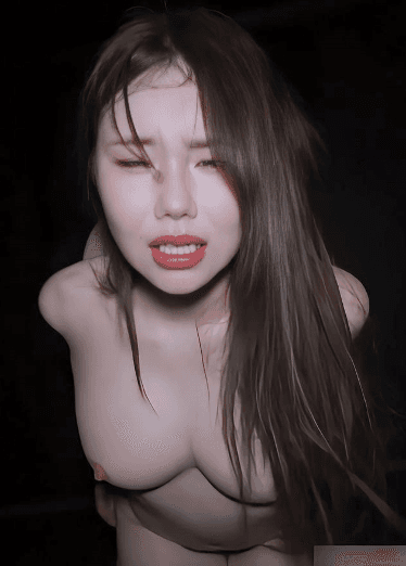 清纯反差少女一次性尝试两根洋屌-模特身材，耐看型完美少女，被两个大屌前后夹击，按着少女的头就直接到底