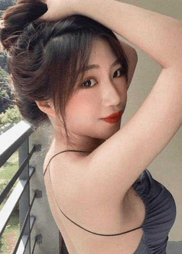 给巨乳美人口交的给爽了，也让她底下小嘴操逼个爽儿