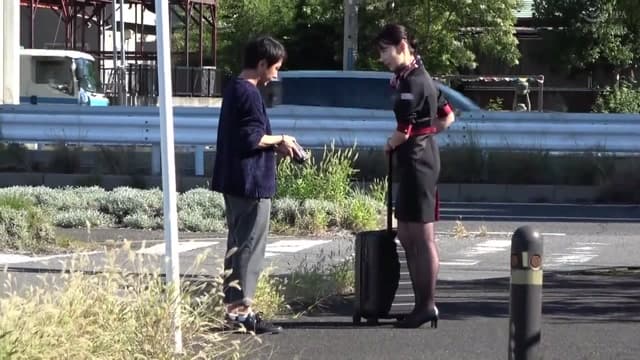 黑丝美女勾引路人 被带上车撕开丝袜舔烂臭逼最后在奖励深入她